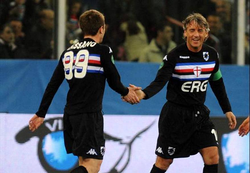 Cassano di spalle con Mancini in una gara benefica. La Sampdoria sar la sua terza squadra in A dopo Bari e Roma. In mezzo la parentesi al Real Madrid (200670). Poi, dal 2001 Milan, Inter e Parma 